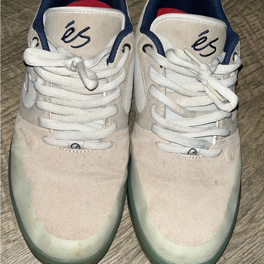 És swift 1.5 barely worn . Never skated dude 10